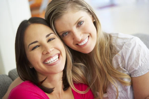 Sorrindo Amigos do sexo feminino no sofá — Fotografia de Stock