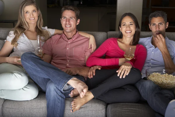 Amigos sentados no sofá assistindo TV — Fotografia de Stock