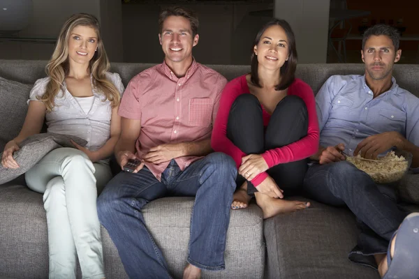 Freunde sitzen auf dem Sofa vor dem Fernseher — Stockfoto
