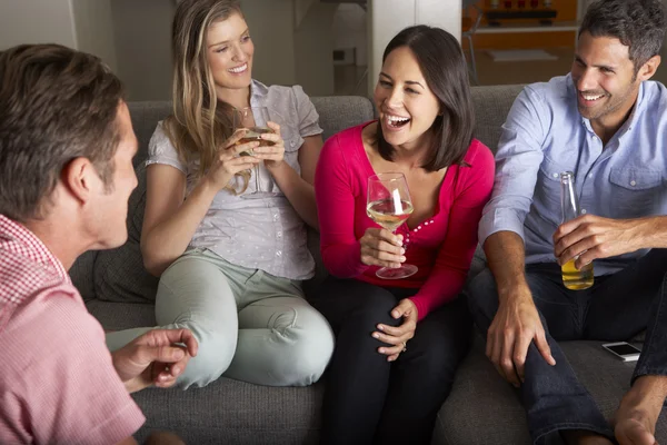 Друзья разговаривают и пьют вино — стоковое фото