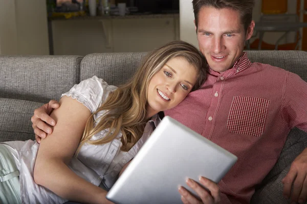 Paret tittar på digital tablet — Stockfoto