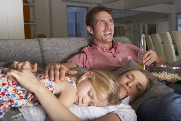 Семья на диване смотрит телевизор — стоковое фото