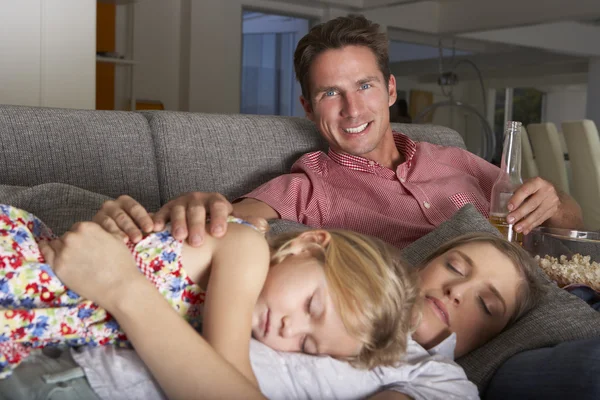Rodina na pohovce u televize — Stock fotografie