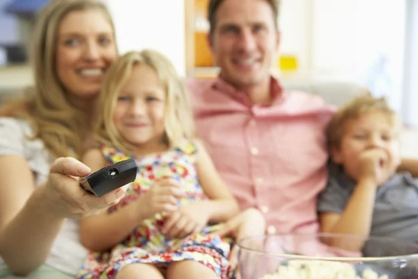 Familie kijkt samen televisie — Stockfoto