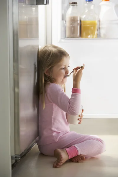 Chica asaltando el refrigerador —  Fotos de Stock