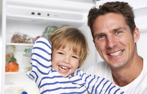 Vader en zoon krijgen Snack — Stockfoto