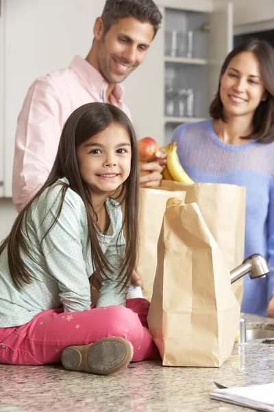 Rodzina rozpakować zakupy w kuchni — Zdjęcie stockowe