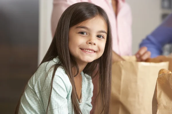 Familia Desembalaje Compras de comestibles en la cocina —  Fotos de Stock