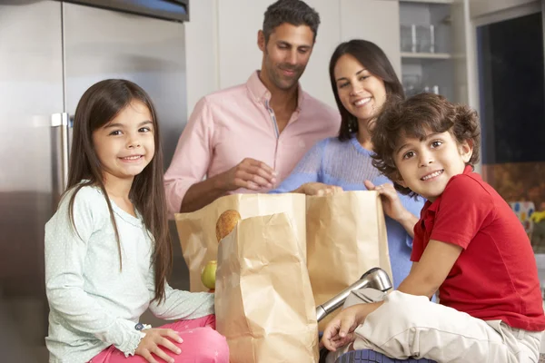 Family Unpacking Grocery Shopping In Kitchen — Stock Photo, Image