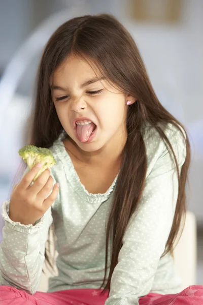 Junges Mädchen lehnt frisches Gemüse ab — Stockfoto