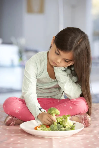 Chica joven rechazando verduras frescas — Foto de Stock