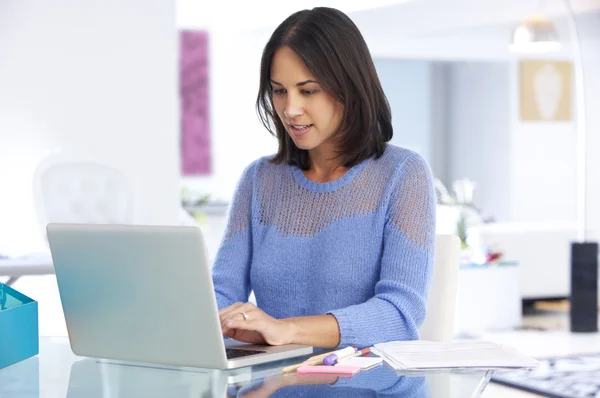 Kobieta, pracująca Laptop w Home Office — Zdjęcie stockowe