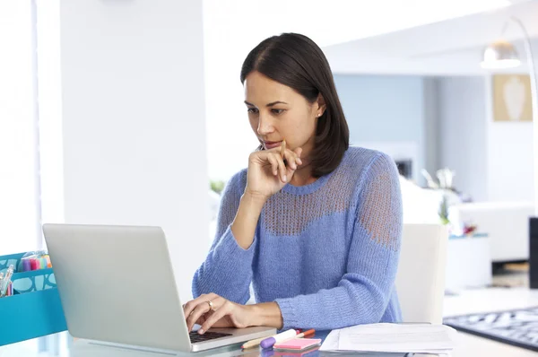 Kobieta, pracująca Laptop w Home Office — Zdjęcie stockowe