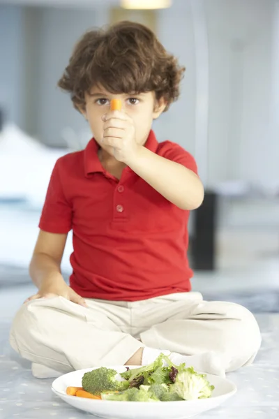 Niño con plato de verduras frescas — Foto de Stock