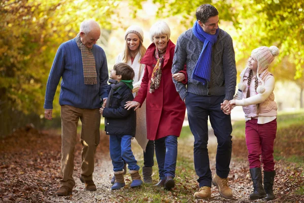 Familie wandelen langs herfst pad — Stockfoto