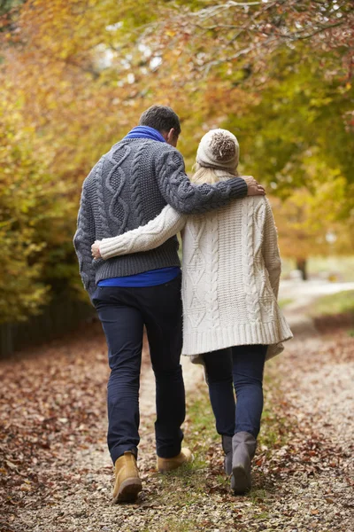 Pareja caminando a lo largo del camino de otoño — Foto de Stock