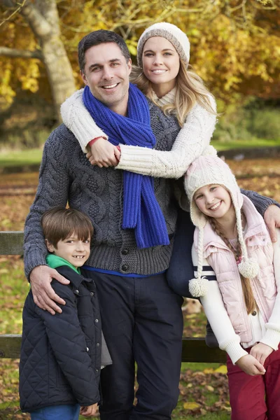 Familia por cerca de madera — Foto de Stock