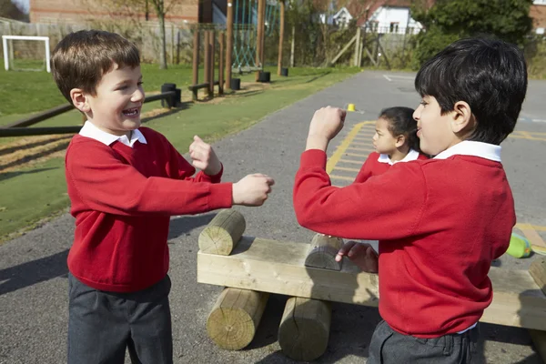 Dos chicos peleando en el patio de recreo de la escuela —  Fotos de Stock
