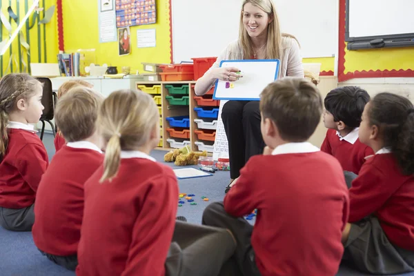 Leraar onderwijs Spelling aan leerlingen — Stockfoto