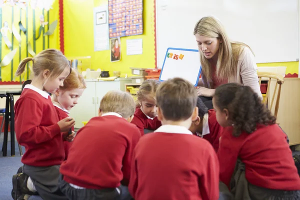 Leraar onderwijs Spelling aan leerlingen — Stockfoto