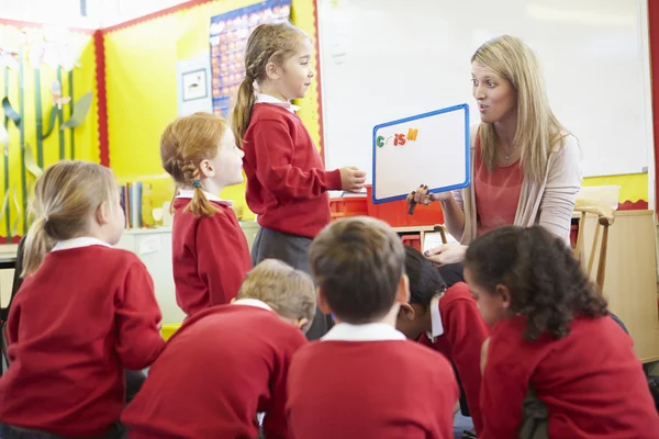 Leraar onderwijs Spelling aan leerlingen — Stockfoto