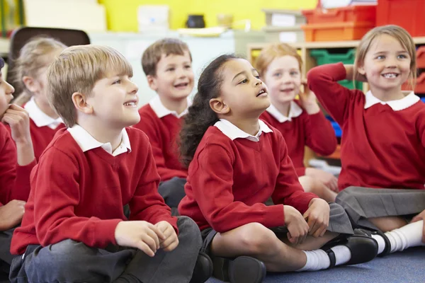 Pupils Sitting On Mat Listening To Teacher — Stock Photo, Image