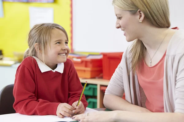 Leraar leerling te helpen met het beoefenen van schrijven — Stockfoto