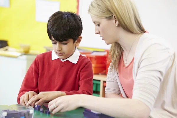 Lehrer hilft Schüler bei Mathe — Stockfoto