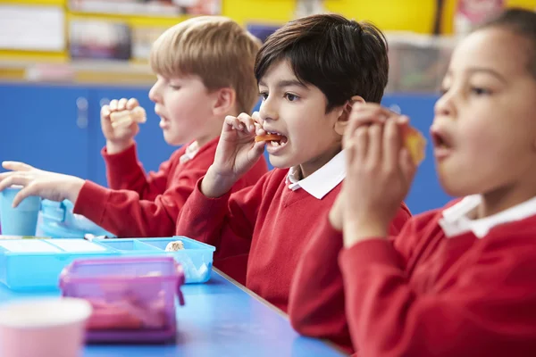 Iskolások eszik csomagolt ebéd — Stock Fotó
