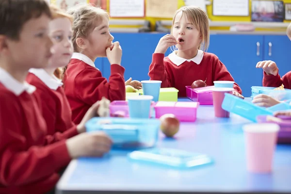 Schoolkinderen eten Lunchpakket — Stockfoto