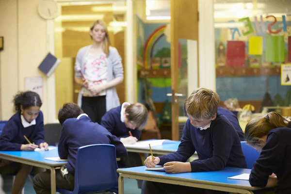 Alunni delle scuole elementari in classe — Foto Stock