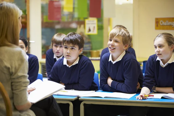 Leraar onderwijs les aan leerlingen van de School — Stockfoto