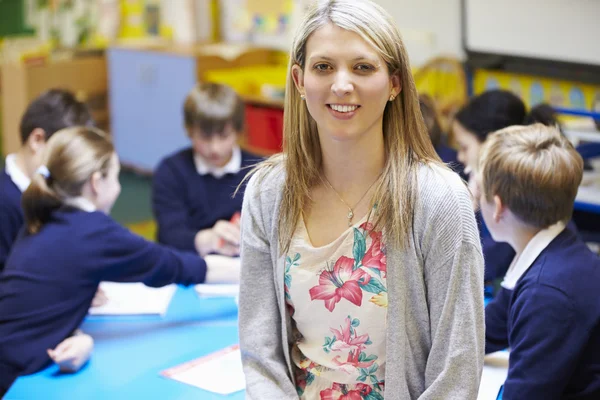 Teacher In Classroom With Pupils — Stock Photo, Image