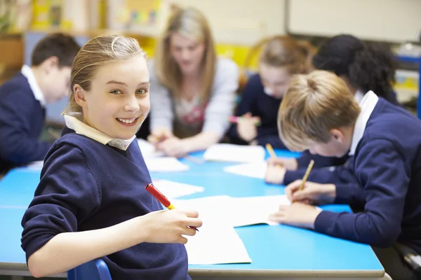 Eleverna i klassrummet med lärare — Stockfoto