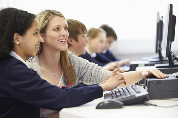 Lärare och elever i skolans dator klass — Stockfoto