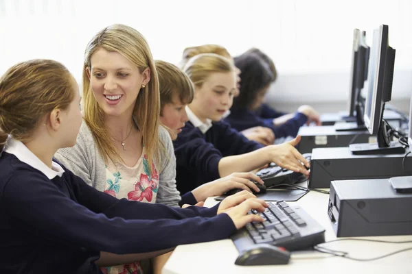 Profesor y alumnos en la clase de informática de la escuela — Foto de Stock