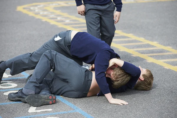 Dwóch chłopców walki na boisku szkolnym — Zdjęcie stockowe