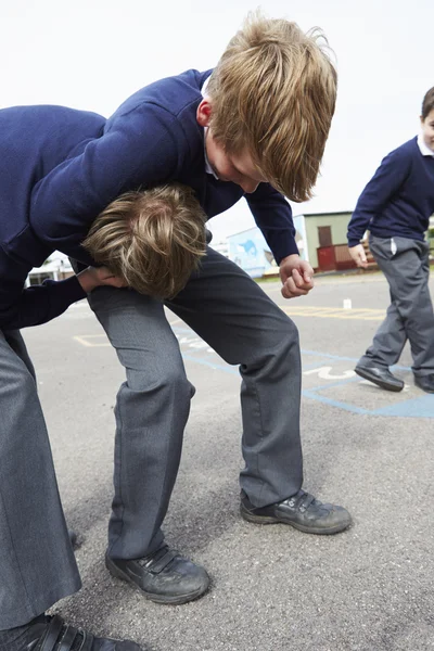 Dois meninos lutando no playground da escola — Fotografia de Stock