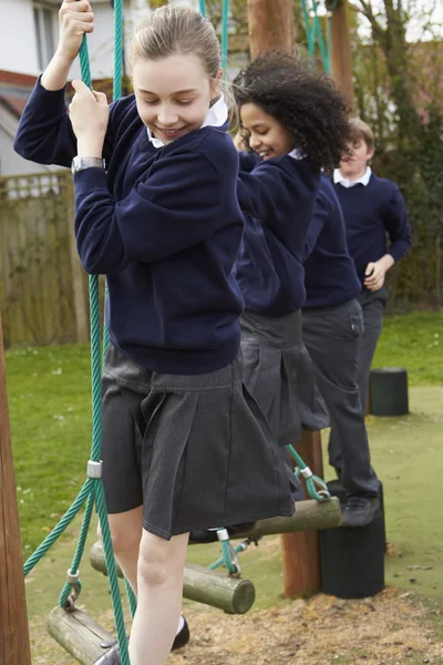 Basisschool leerlingen op Climbing Equipment — Stockfoto