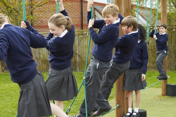 Basisschool leerlingen op Climbing Equipment — Stockfoto