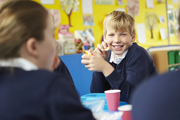 Schoolkinderen eten gekookt Lunch — Stockfoto