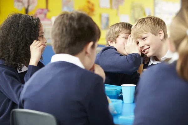 Schoolkinderen eten Lunchpakket — Stockfoto