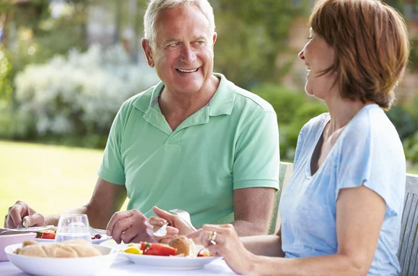 Senior koppel genieten van maaltijd samen — Stockfoto