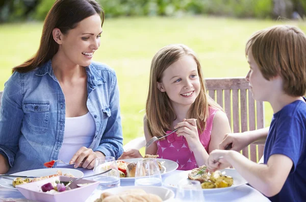 Matka a děti, užívat si jídlo — Stock fotografie