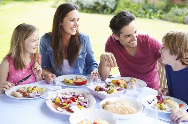 Familia disfrutando de la comida juntos —  Fotos de Stock