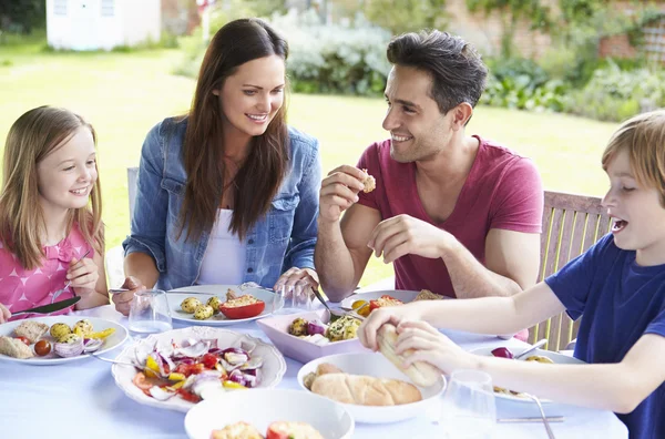 Familia disfrutando de la comida juntos —  Fotos de Stock