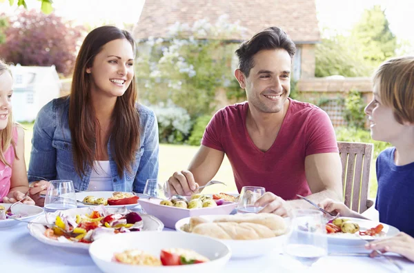 Familie genießt gemeinsames Essen — Stockfoto