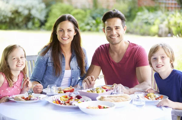 Familia disfrutando de la comida juntos —  Fotos de Stock