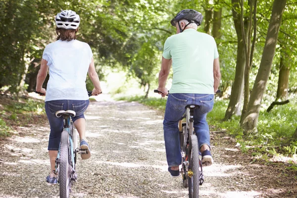 Casal sénior em passeio de bicicleta — Fotografia de Stock