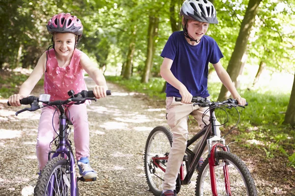 Barn på cykel rida på landsbygden — Stockfoto